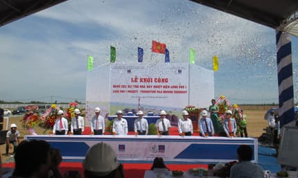 Celebración con el motivo del zampeado del primer pilote en la central termoeléctrica Long Phu 1 (Vietnam) en construcción, septiembre de 2015