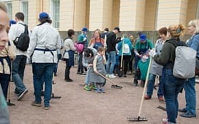 Los empleados de «Power machines» participaron en el «Art-subbotnik» en el Jardín Mikhailovsky de San Petersburgo