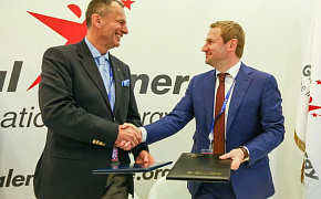 Президент Некоммерческого партнерства «Глобальная энергия» Игорь Лобовский (слева) и генеральный директор  «Силовых машин» Роман Филиппов на подпсиании соглашения.