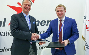 Президент Некоммерческого партнерства «Глобальная энергия» Игорь Лобовский (слева) и генеральный директор «Силовых машин» Роман Филиппов на подпсиании соглашения.