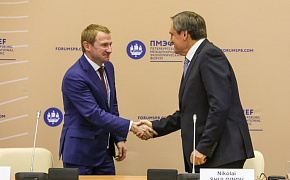 El director general de JSC RusHydro Nikolay Shulginov (a la derecha) y el director general de OJSC Power Machines Roman Philippov han firmado el convenio sobre la colaboración estratégica