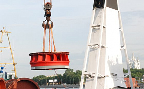 Погрузка на судно рабочего колеса для первой новой гидротурбины Саяно-Шушенской ГЭС