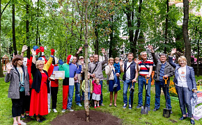 Сотрудники «Силовых машин» посадили «Древо жизни» в Михайловском саду в рамках фестиваля «Императорские сады России» 