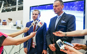 Presidente de la Cooperación No Comercial «Energía global» Igor Lobovskiy (a la derecha) y director general de Power Machines Roman Philippov durante la firma del convenio