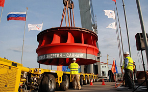 Погрузка на судно рабочего колеса для первой новой гидротурбины Саяно-Шушенской ГЭС