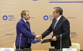 El director general de JSC RusHydro Nikolay Shulginov (a la derecha) y el director general de OJSC Power Machines Roman Philippov han firmado el convenio sobre la colaboración estratégica