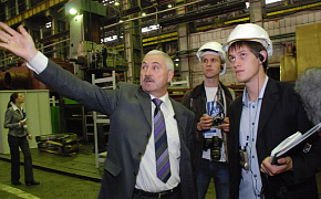 Директор ЛМЗ Александр Рогаткин (слева) показывает представителям СМИ производство гидротурбинного оборудования